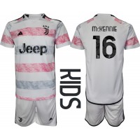 Billiga Juventus Weston McKennie #16 Barnkläder Borta fotbollskläder till baby 2023-24 Kortärmad (+ Korta byxor)